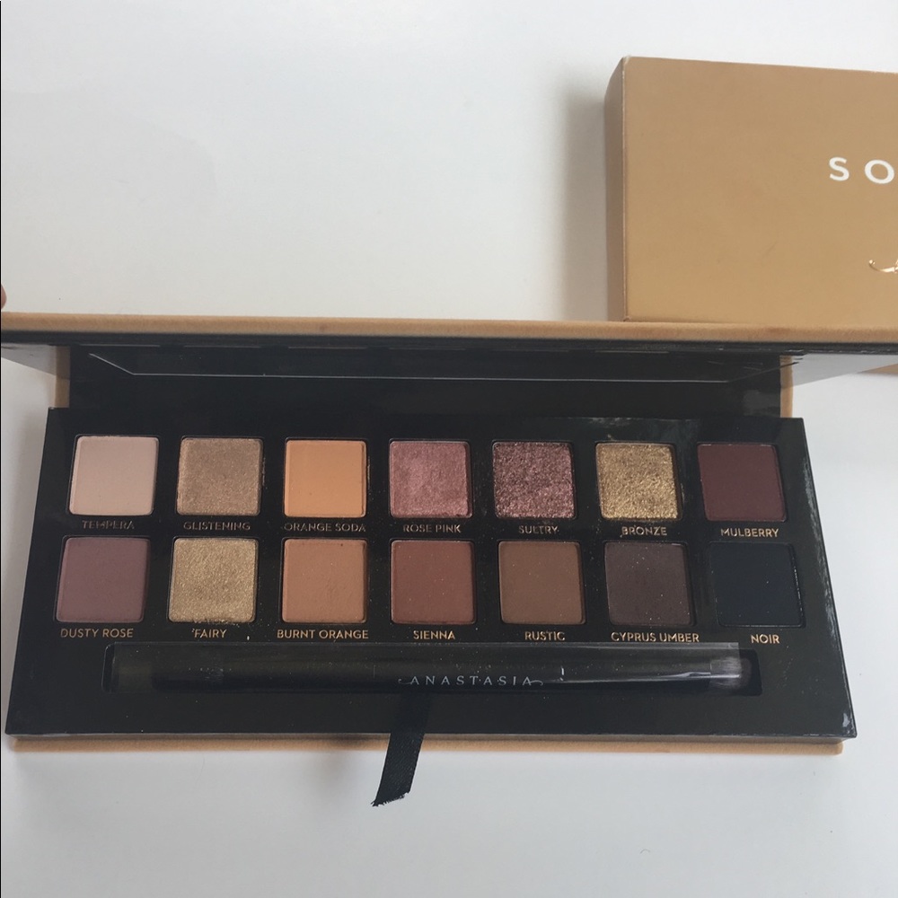 Soft Glam Eyeshadow Palette